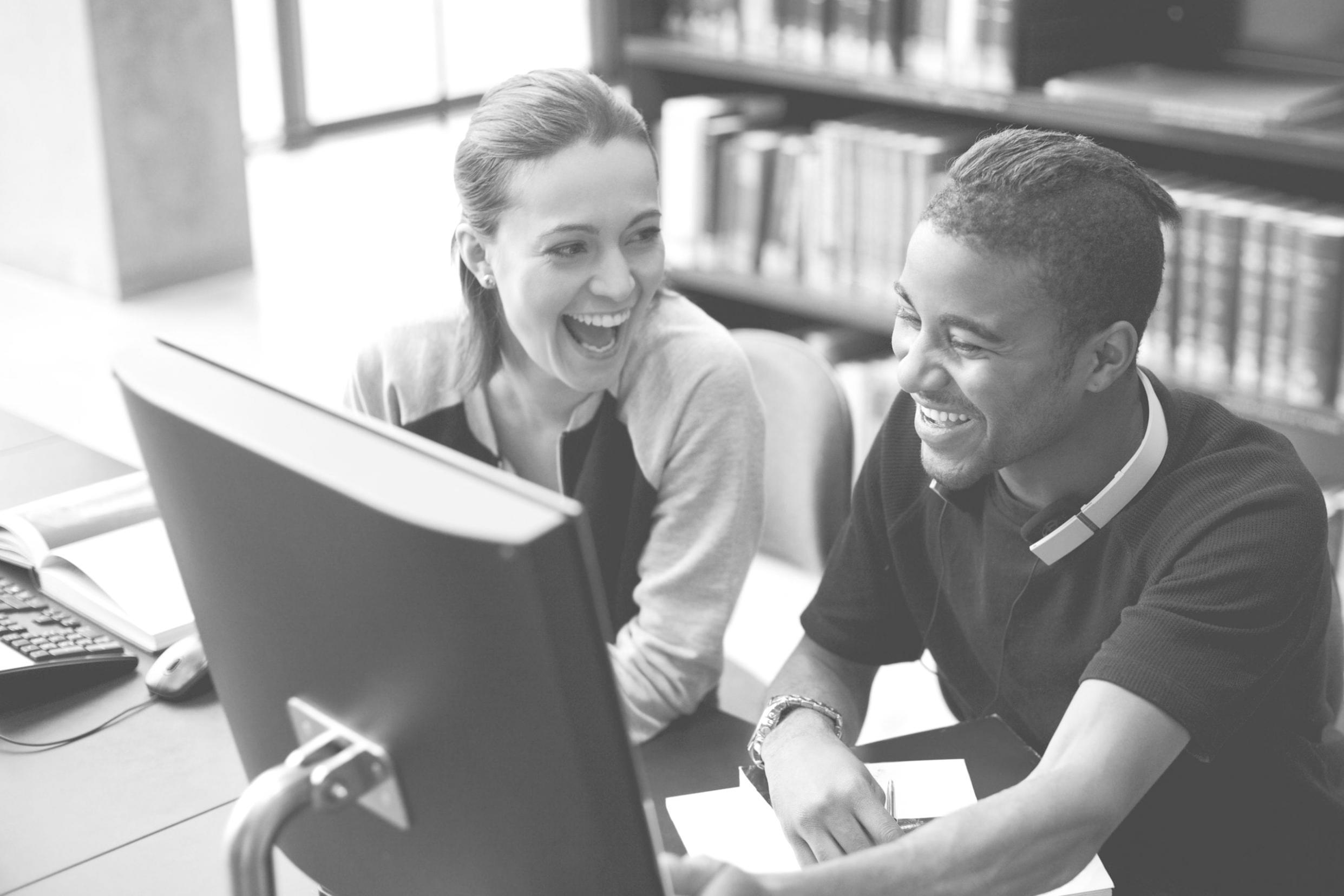Persona analizando datos financieros en una tablet