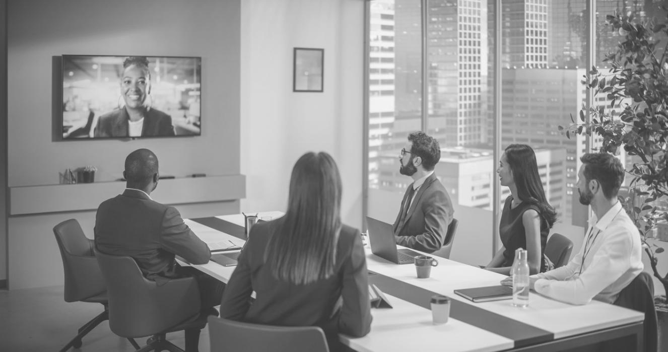 Estudiante accediendo a contenido educativo en diferentes momentos del día
