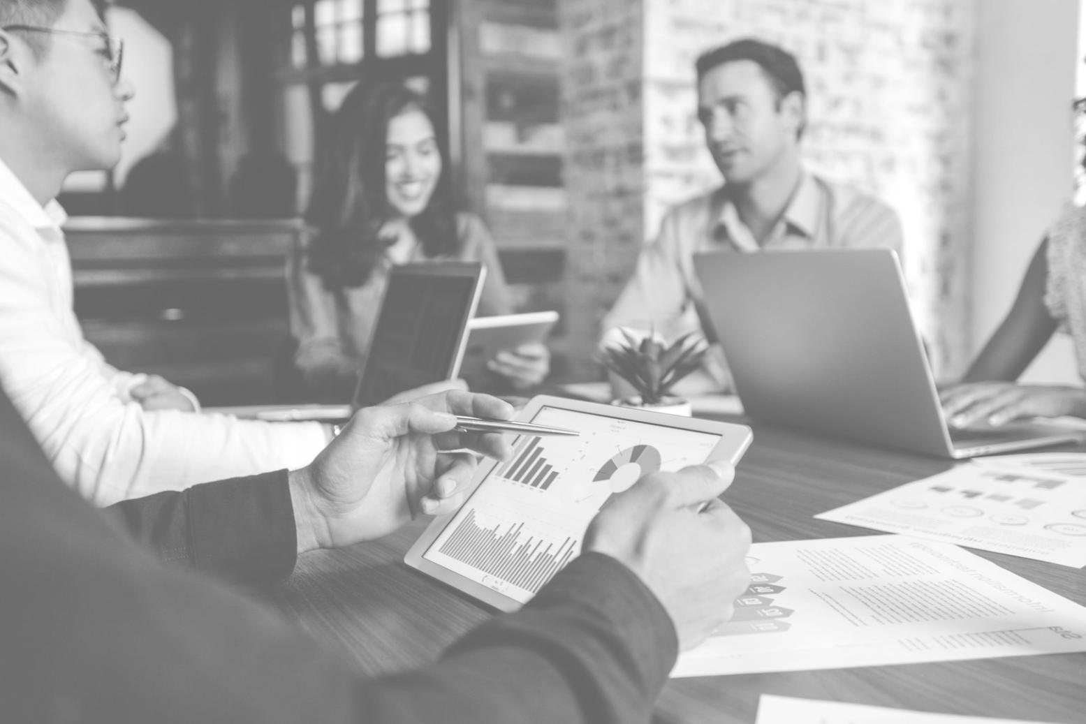 Instructor respondiendo consultas de estudiantes durante sesión de soporte