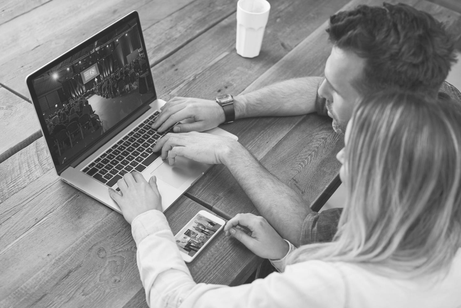 Estudiante revisando gráficas financieras y datos de mercado en múltiples pantallas durante una sesión de análisis