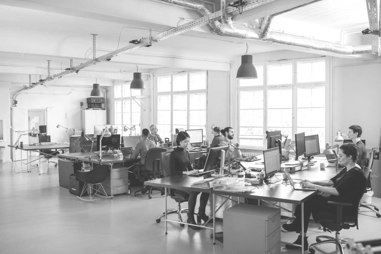 Equipo trabajando en el desarrollo de contenido educativo financiero